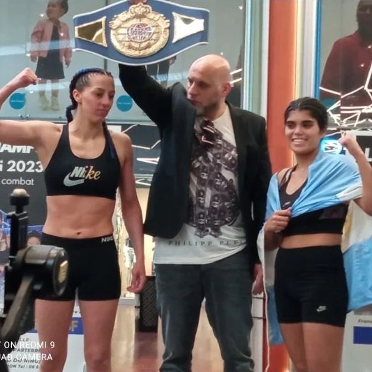 🥊AGUSTINA ROJAS, POR LA GLORIA🥊

Agustina "Amazona" Rojas combatirá este miércoles 17 de mayo en Francia por el título mundial superpluma de la WBF ante la local Licia Boudersa.

Ambas boxeadoras pasaron por la balanza este martes para dicho compromiso.