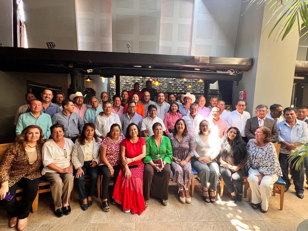 JavierVillacana's tweet photo. Con el gusto de saludar amigas y amigos Ex Diputados de diversas legislaturas. Con el trabajo en los diversos distritos fortalecemos al @PRIOaxaca_
Juntos, construimos un partido sólido comprometido con el bienestar de las y los oaxaqueños.
#SomosRevolucionarios #SomosPRI https://t.co/r2nIHE92PA