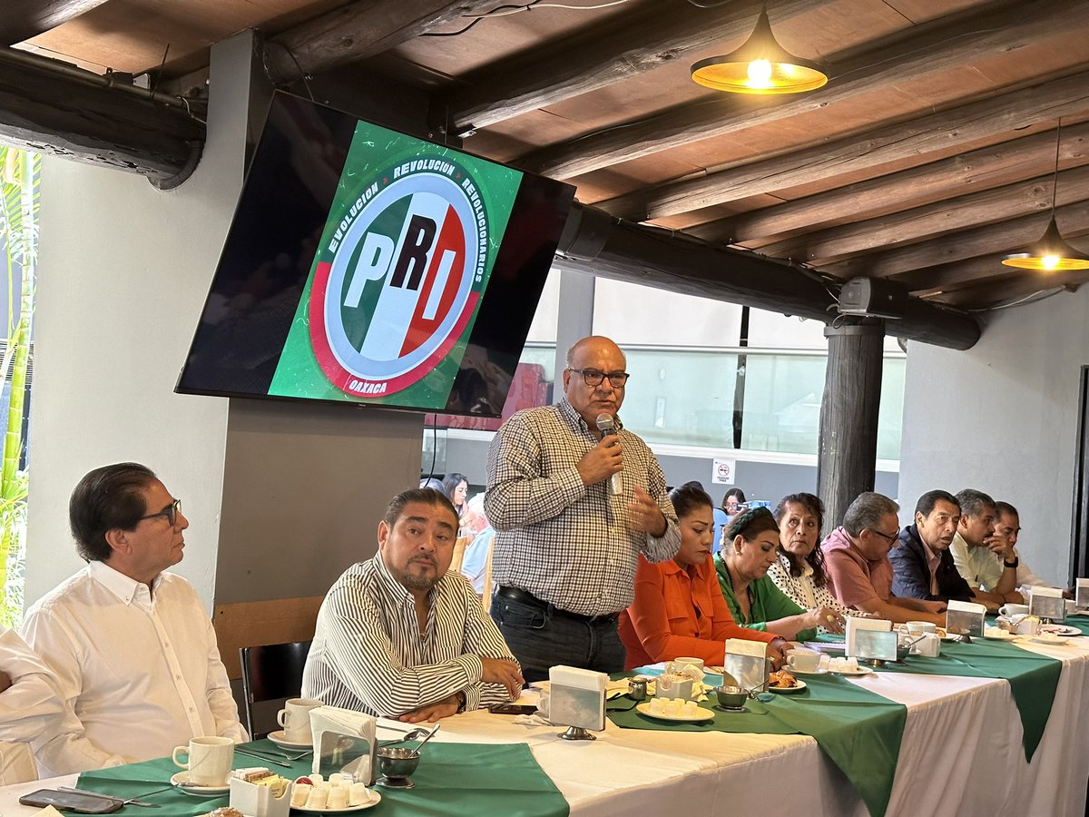 JavierVillacana's tweet photo. Con el gusto de saludar amigas y amigos Ex Diputados de diversas legislaturas. Con el trabajo en los diversos distritos fortalecemos al @PRIOaxaca_
Juntos, construimos un partido sólido comprometido con el bienestar de las y los oaxaqueños.
#SomosRevolucionarios #SomosPRI https://t.co/r2nIHE92PA