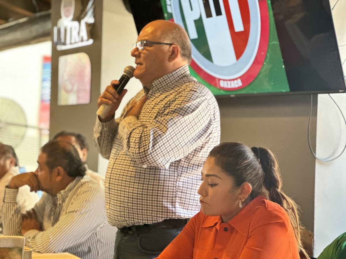 JavierVillacana's tweet photo. Con el gusto de saludar amigas y amigos Ex Diputados de diversas legislaturas. Con el trabajo en los diversos distritos fortalecemos al @PRIOaxaca_
Juntos, construimos un partido sólido comprometido con el bienestar de las y los oaxaqueños.
#SomosRevolucionarios #SomosPRI https://t.co/r2nIHE92PA