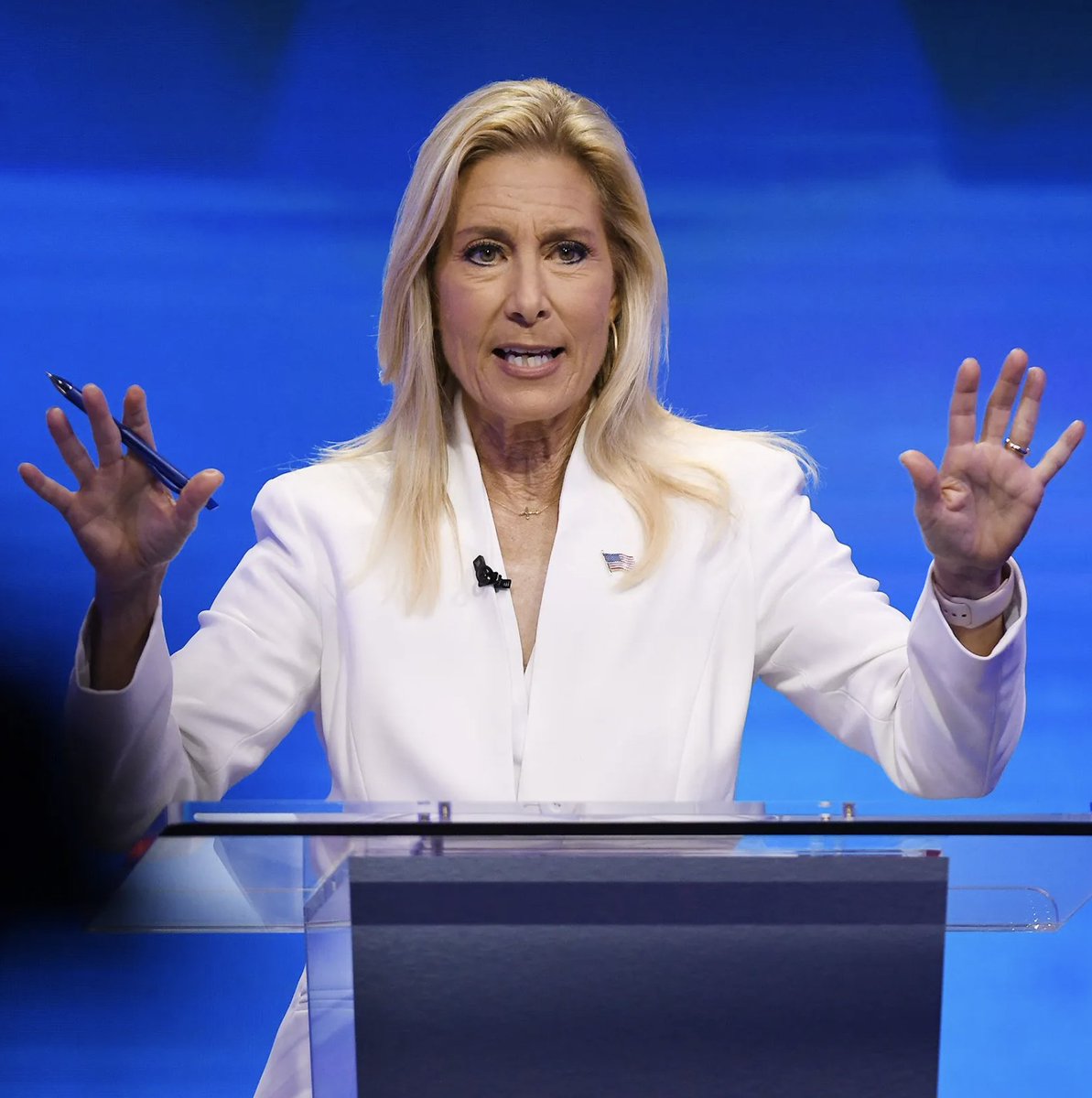 Wow! In a stunning upset victory for the Democrats, Democratic candidate and former TV anchor Donna Deegan just DEFEATED the DeSantis-endorsed Republican candidate Daniel Davis in the race for Jacksonville, Florida mayor.

She is the second Democrat to win a mayor's race there in