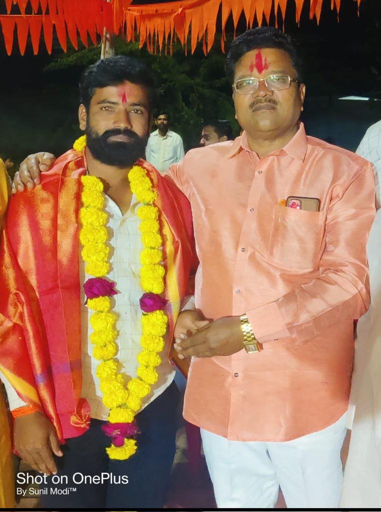 PawarSa65397129's tweet photo. 🚩🚩जय महाराष्ट्र 🚩🚩
लातूर शिवसेनेचे लाडके जिल्हाप्रमुख कर्तव्यदक्ष
 सर्वसामान्यांच्या एका हाकेला धावून जाणारे
(शिवसेना उद्धव बाळासाहेब ठाकरे )
सन्माननी जिल्हाप्रमुख श्री शिवाजीराव माने साहेब आपणास जन्मदिनानाच्या लाख लाख भगव्या शुभेच्छा 🥞🥞🎉🎉💐💐🚩🚩
Shivaji mane https://t.co/sR5Ci1uo8h