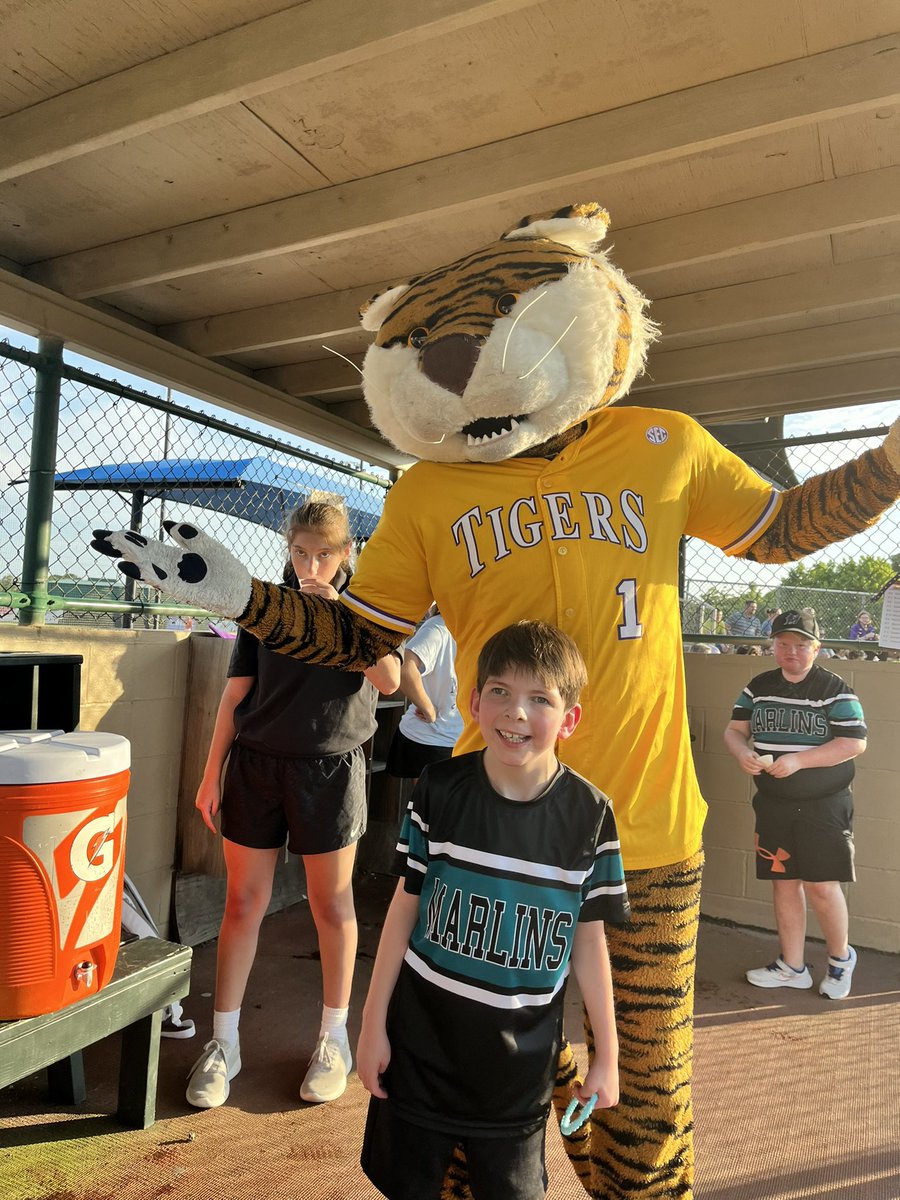 MattMoscona's tweet image. Last game of the season at Miracle League! ⚾️

And a special guest showed up @LSUmiketiger 🐯

Thanks to all the volunteers who make this special for the kiddos!

#TeamDrew