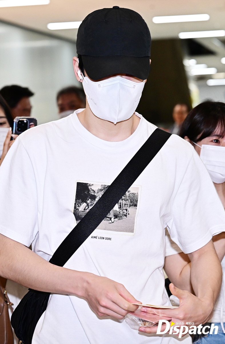 aquariusjjh's tweet photo. 230517 입국 기사사진 #재현 

정재현 보유국......🥹🥹🥹🥹🤍

[현장포토] ＂티셔츠 하나면 OK＂…재현, 패완얼의 정석 (출처 : 디스패치 | 네이버 TV연예) https://t.co/9EPx1FMTk0 https://t.co/vflmxEC9OZ