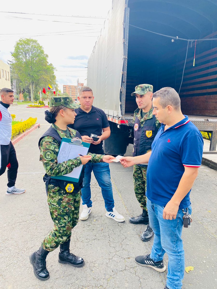 ejercito_COPER's tweet photo. Desde la #ESACE realizamos verificación de seguridad a nuestros conductores que transportan personal de alumnos de los cursos Comando e Intermedio, con el fin de prevenir accidentes y mitigar riesgos, enmarcados en el programa #PreservaciónInteligente #SiempreFirmes https://t.co/RpF6Dhl9PQ
