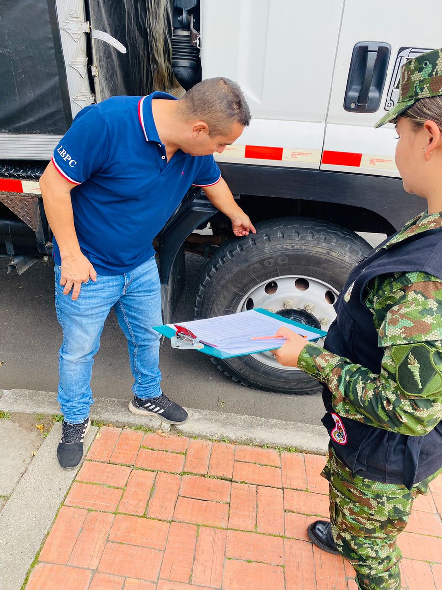 ejercito_COPER's tweet photo. Desde la #ESACE realizamos verificación de seguridad a nuestros conductores que transportan personal de alumnos de los cursos Comando e Intermedio, con el fin de prevenir accidentes y mitigar riesgos, enmarcados en el programa #PreservaciónInteligente #SiempreFirmes https://t.co/RpF6Dhl9PQ