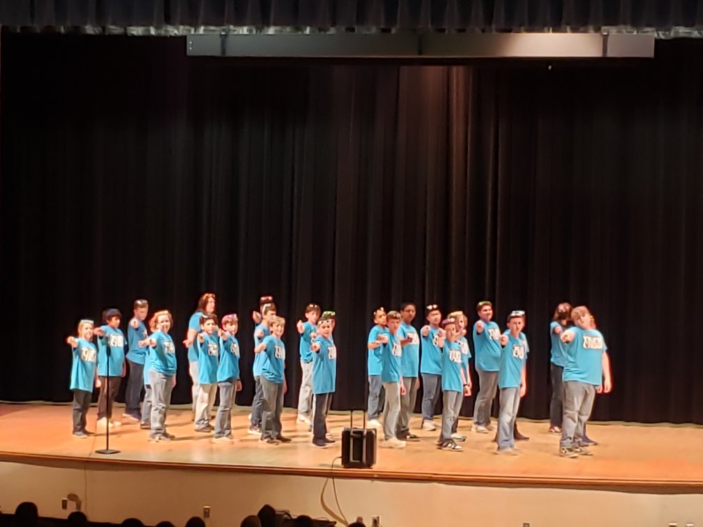 FrenshipMS's tweet photo. Choir students put on a great show at their pops concert this evening. All of their hard work really showed! #thefms https://t.co/0JkIiRGF2V
