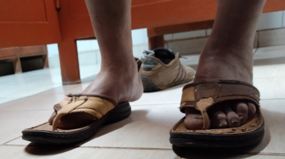vaneyi01's tweet photo. Acá les dejo unos pies deformes pero son bien exitantes olía poquito bien rico y su V.... 
Bien rica pero no puede tomar foto....
😋✌️😉 https://t.co/ogVNWdVd3e