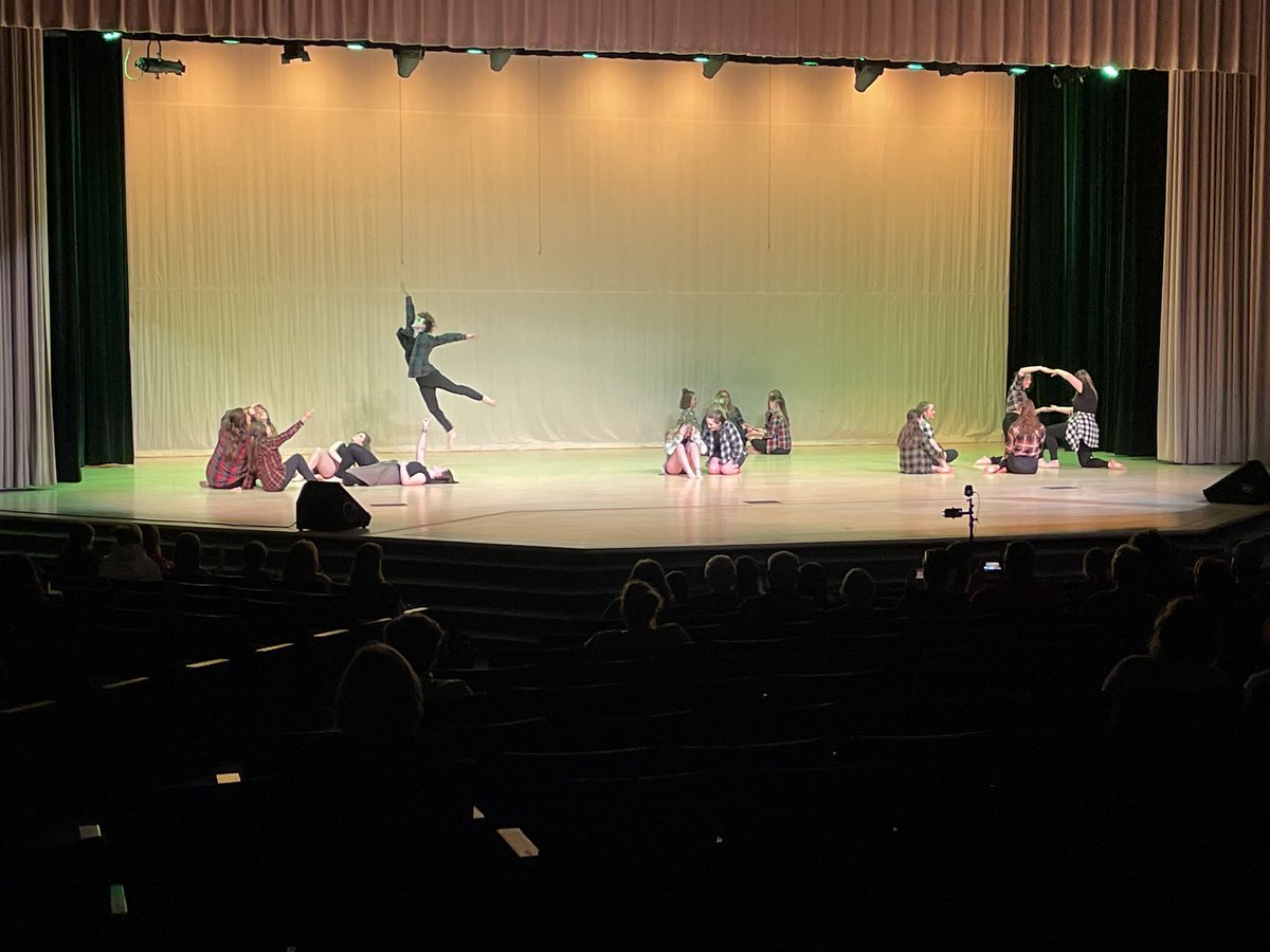 Amazing talent at the NPHS Dance Class Recital tonight! <a href="/VoelzJames/">New Palestine High School</a> @MitchanerNPHS <a href="/BurkNPHS/">Mitch Burk</a> @SouthernHancock #Newpalproud #WeAreDragons