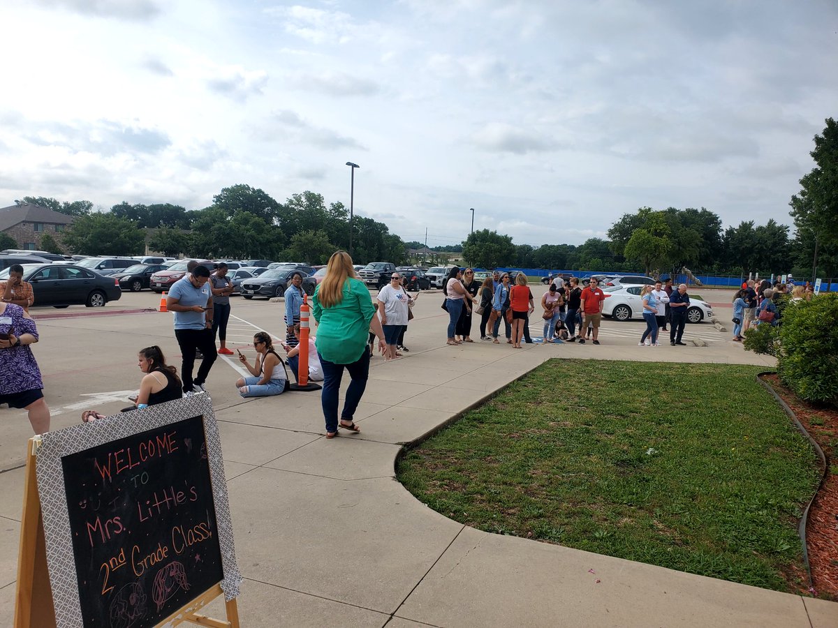 RoderickKing01's tweet photo. Today's kindergarten and senior walk at NeSmith Elementary was soooo much fun, exciting, and emotional for parents and loved ones as they lined the sidewalk and hallways. #nes #communityisd #communityhighschool #Braves @tonya_knowlton @communityisd @NES_Braves @Community_High https://t.co/Sx1tUsM1KT
