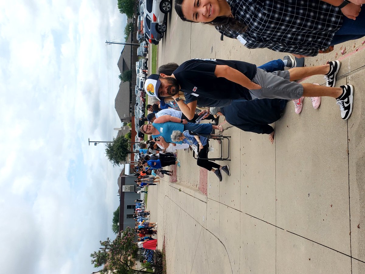 RoderickKing01's tweet photo. Today's kindergarten and senior walk at NeSmith Elementary was soooo much fun, exciting, and emotional for parents and loved ones as they lined the sidewalk and hallways. #nes #communityisd #communityhighschool #Braves @tonya_knowlton @communityisd @NES_Braves @Community_High https://t.co/Sx1tUsM1KT