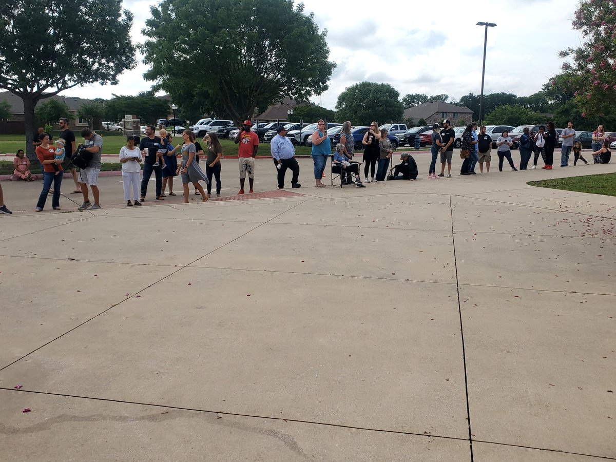 RoderickKing01's tweet photo. Today's kindergarten and senior walk at NeSmith Elementary was soooo much fun, exciting, and emotional for parents and loved ones as they lined the sidewalk and hallways. #nes #communityisd #communityhighschool #Braves @tonya_knowlton @communityisd @NES_Braves @Community_High https://t.co/Sx1tUsM1KT