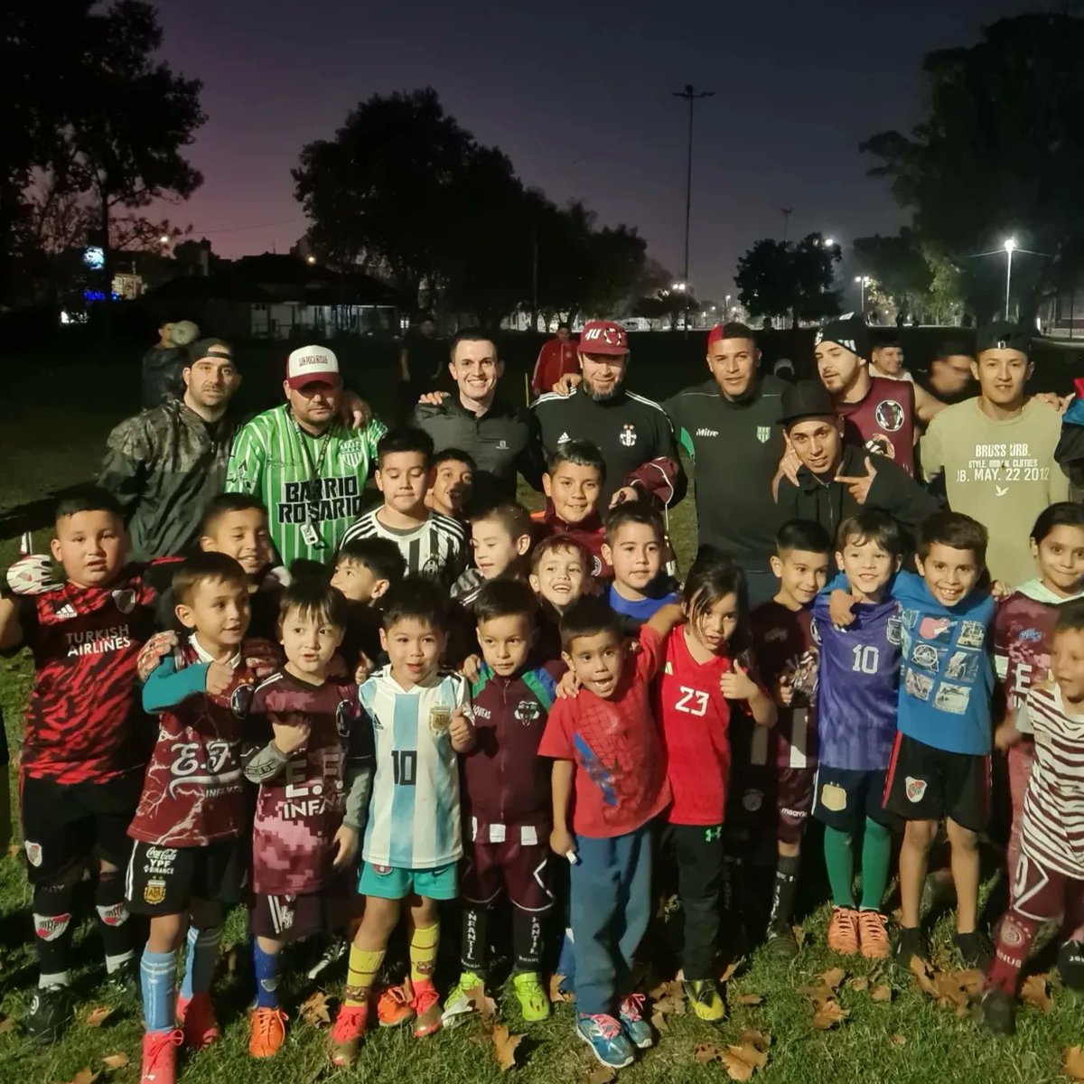 nachomoroni's tweet photo. ¡Charla con padres del club EFI de #Chingolo! 👋🏻
El club cuenta con más de 100 chicos donde aprenden, compiten y se divierten jugando al fútbol. El esfuerzo en materia de contención y formación que realizan los profes y directivos es increíble y digno de admirar. https://t.co/FGIGvCozGs