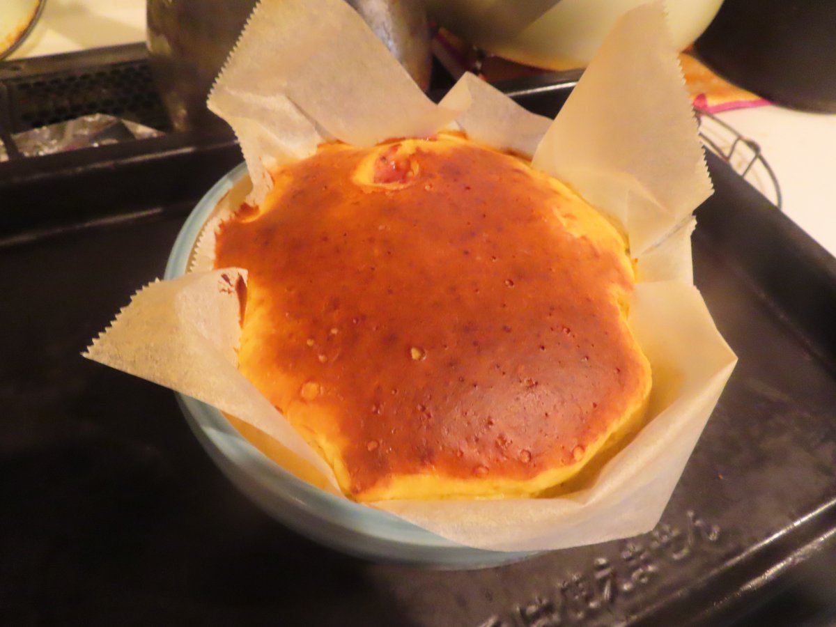 I cooked a yogurt cake with strawberries.

・yogurt
・eggs
・hot cake mix (popular Japanese ingredient)

I just mixed them.

It is chewy and yummy.

Enjoying eating and cooking time means enjoying our lives.
Healthy sweets are better.

What kind of sweets do you like?