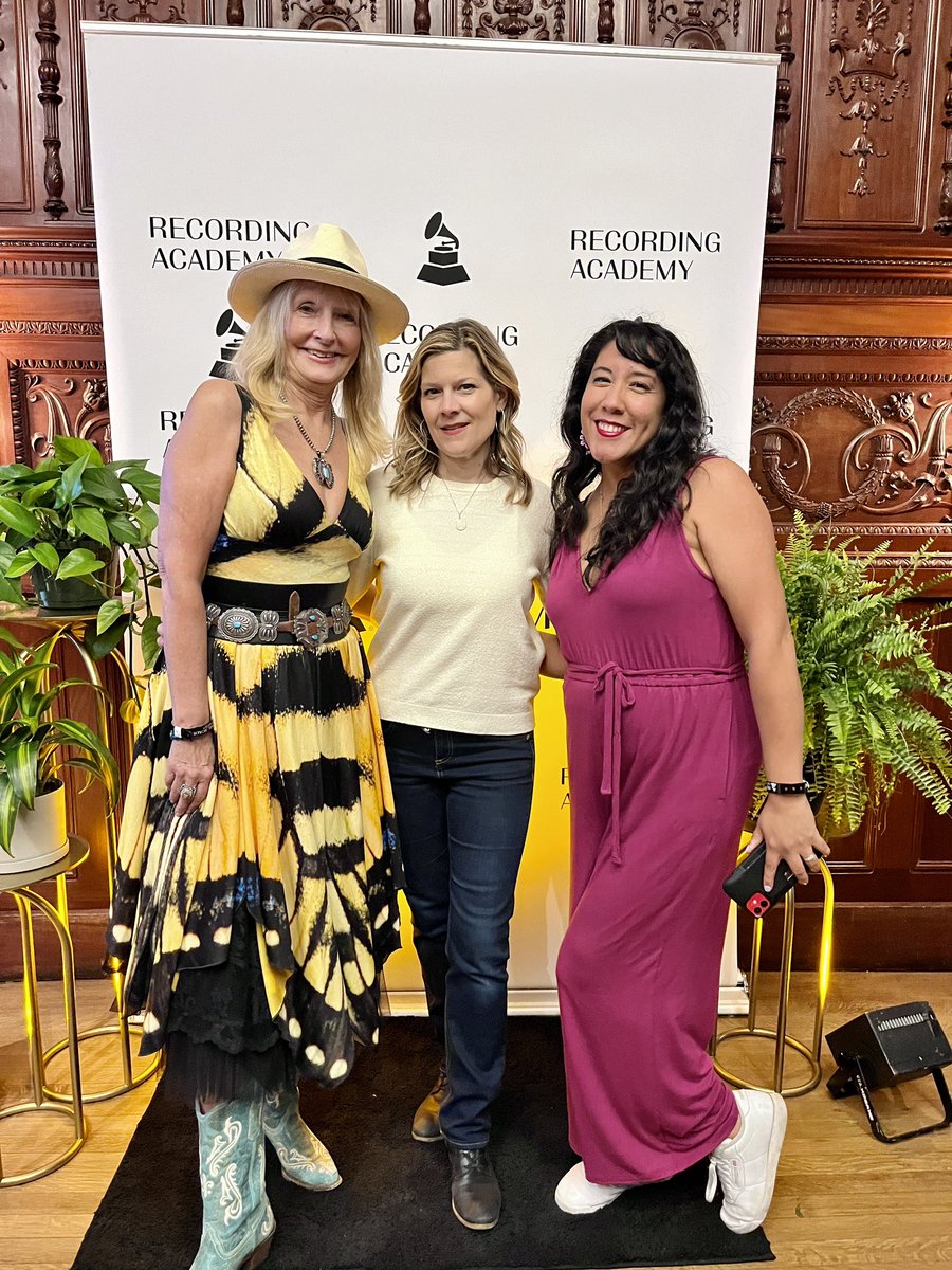 Great 2 get a private tour of the brand new <a href="/RecordingAcad/">Recording Academy / GRAMMYs</a> NYC flagship today! My ladies <a href="/florbromley/">Flor Bromley</a> <a href="/geraclark/">Gera Clark</a> and I had fun taking pics 2gether. 🥰 Honored to be a Voting Member of #NARAS! 

#harpist #nyc #composer #newagemusic #recordingacademy
