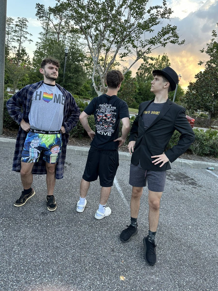 CloudHouseFL's tweet photo. Who let ‘em out the house?? https://t.co/Li1zy2ELsH