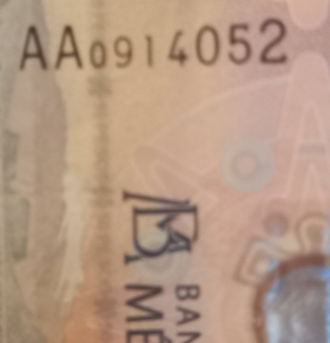 LaSzaszaSzu's tweet photo. Twitter ocupo de su magia. Tengo un billete de la serie AA de $50, lo estoy vendiendo porqué necesito hacerme estudios y químios. 
De mi dependen 4 perritos y 2 gatos. No podre trabajar por 3 meses y pues alguien me dijo que podría tener una valor para los coleccionistas 🙂 https://t.co/YoNR0nj8I6