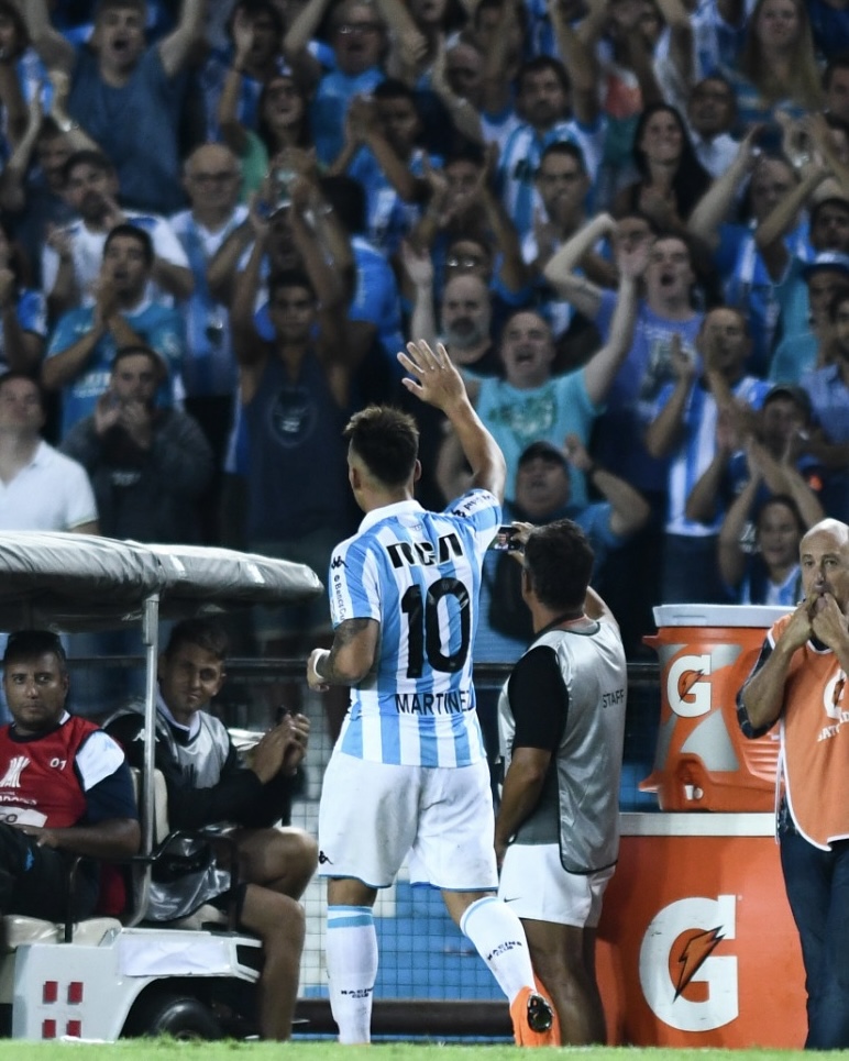 RacingClub's tweet photo. El Toro de Milán 💙🖤 / El Toro de Avellaneda 💙🤍 https://t.co/EirgqjMRQk