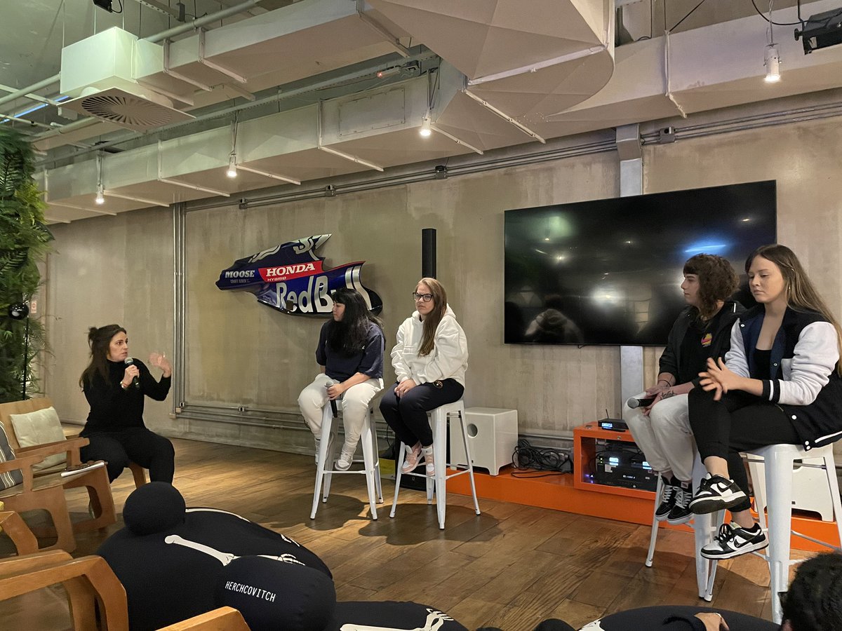 theenemybr's tweet photo. Acabamos de assistir a pré-estreia de Gaming Queens, documentário da @RedBullBR sobre a jornada da line feminina de CS:GO da @FURIA.
O doc estreia amanhã!

As meninas estão contando mais sobre essa oportunidade incrível, tanto de lutar pelo título, quanto fazer parte do doc https://t.co/R5uW32vwI6