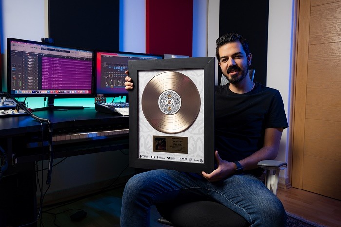 laopinionpuebla's tweet photo. Omar Kuri recibió su primer disco de ORO

Ver aquí:

https://t.co/mBue435gyV https://t.co/gLFIYWOZVh
