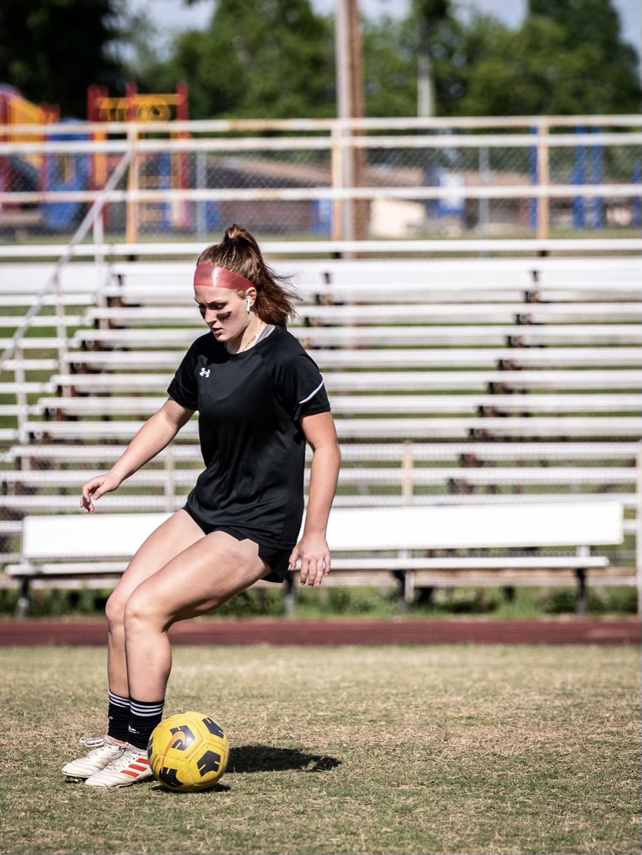 gablekicki's tweet photo. Vibing on that pre-game warm up play list! What’s your favorite pre-game music or song that gets you locked in??? 
#lockedin #eyeblack @ImCollegeSoccer @ImYouthSoccer @ECNLgirls @ncfusion_soccer #keeperforlife #goalienation #hardwork https://t.co/rVvSEvR74A