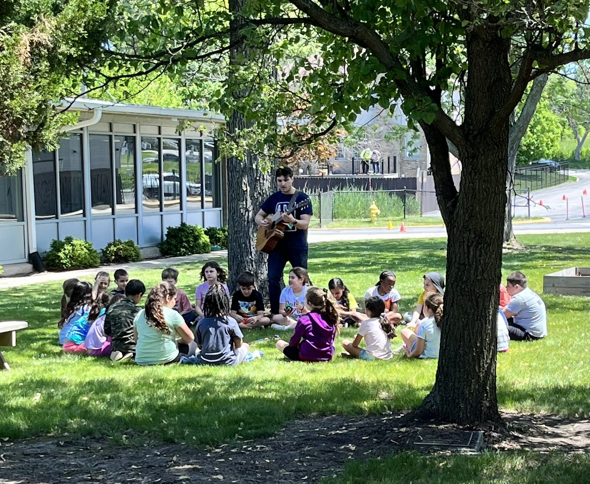 ParkPanthersPal's tweet photo. @MrHiattMusic taking his music classes outside on this beautiful day!  Our Panthers love it! So awesome to see and hear! #osd135 @ParkSchool135 https://t.co/gNWk3Q67KF