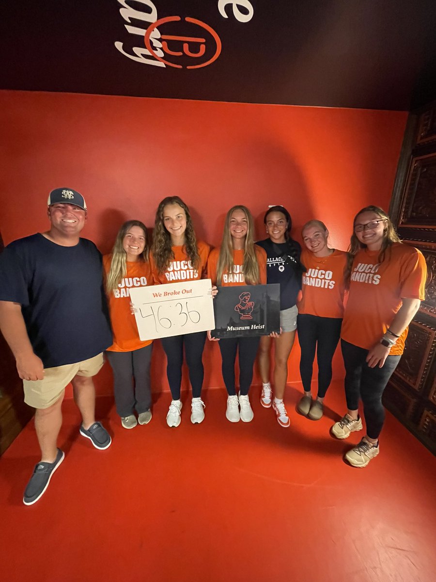 WallaceStSB's tweet photo. A fun night of team bonding! Thanks for hosting us, @BreakoutEscapes. 🤓🦁

#Team42 | #WinningTradition https://t.co/dwFw5TCQzK