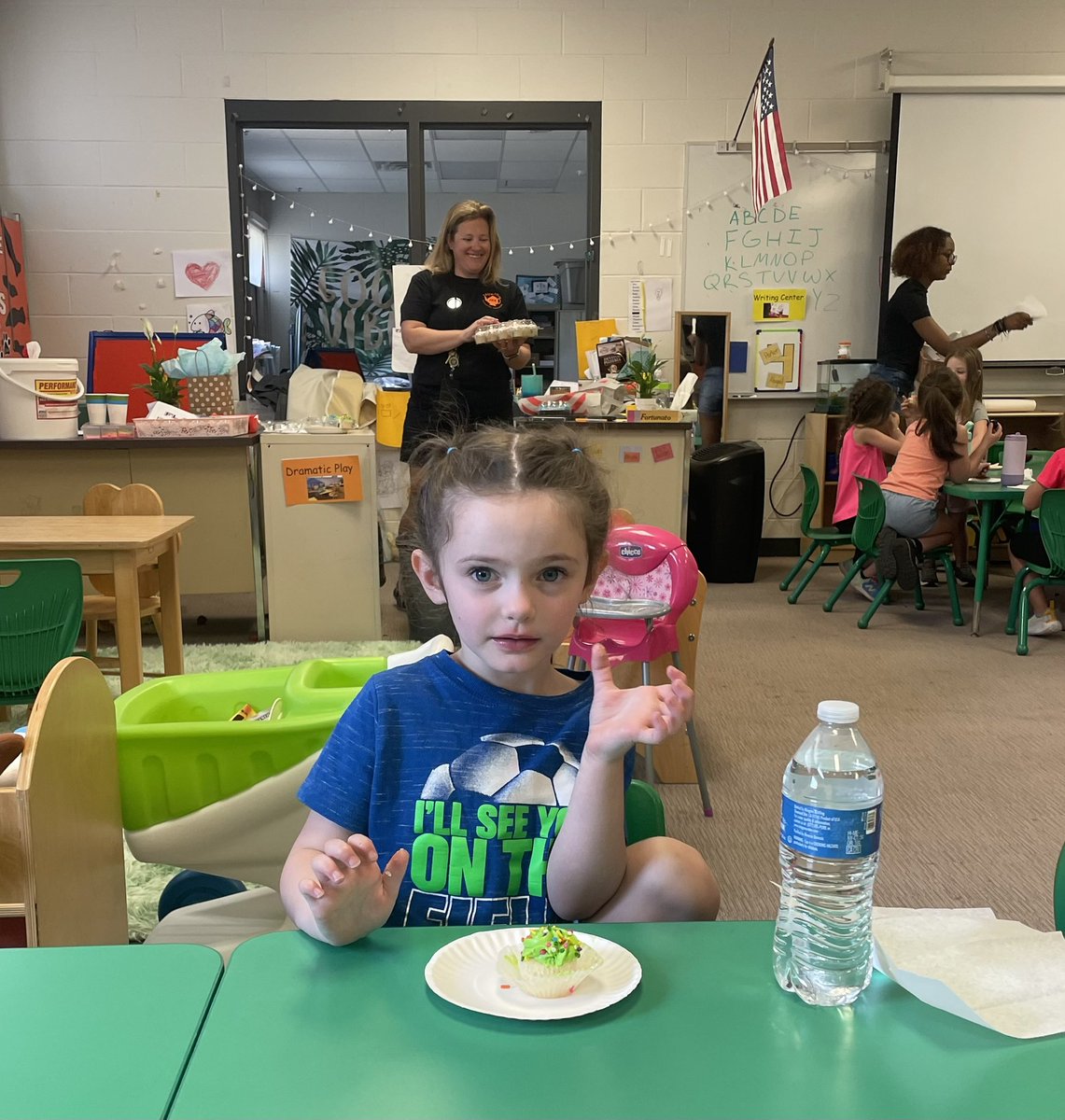 darlahartung's tweet photo. Nothing like a cupcake after a fun filled field day! #TigerTots #THSCTE https://t.co/Y9pyL9oiQM