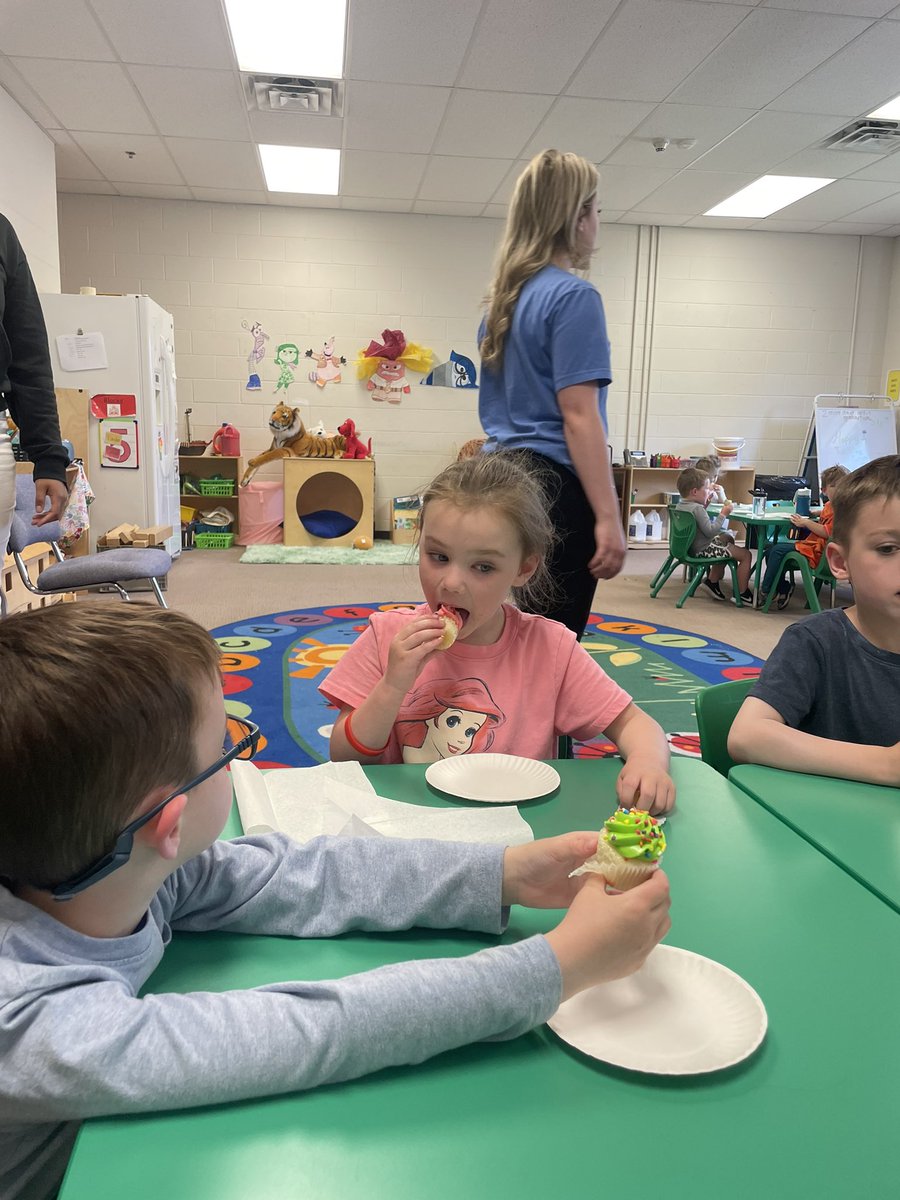 darlahartung's tweet photo. Nothing like a cupcake after a fun filled field day! #TigerTots #THSCTE https://t.co/Y9pyL9oiQM