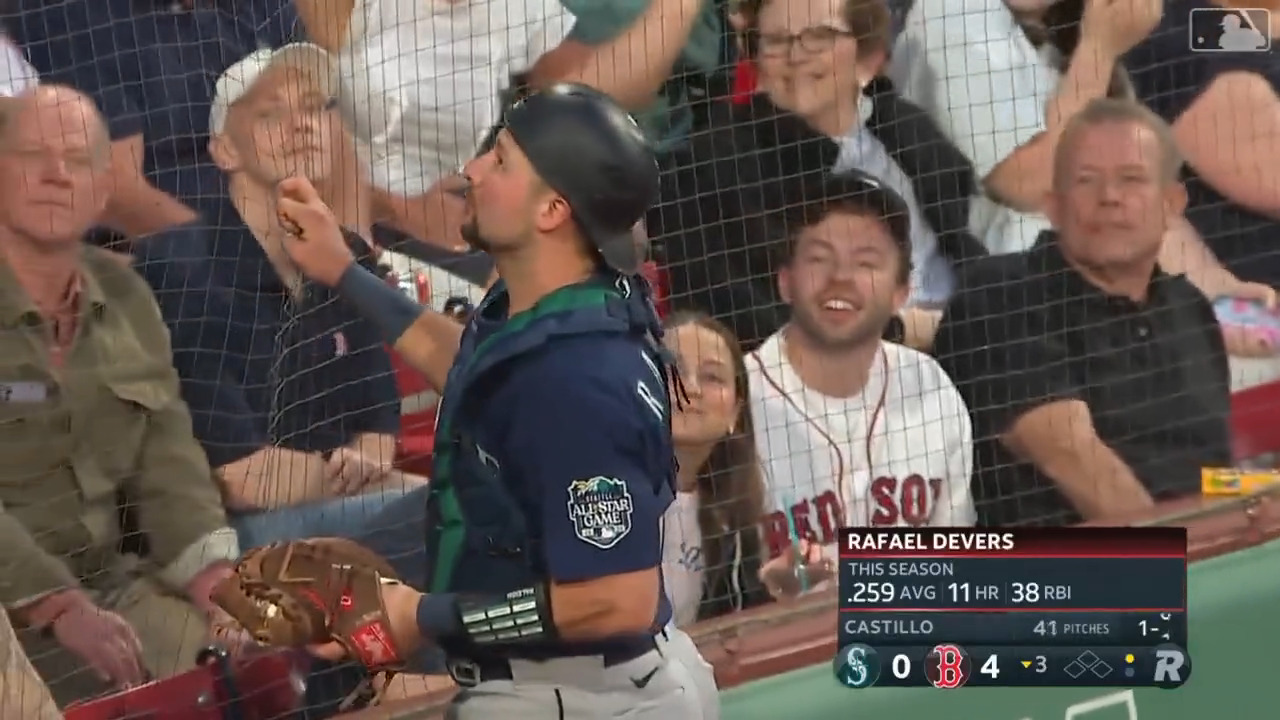 [分享] 要接球接不到但球卻自己彈進手套XD