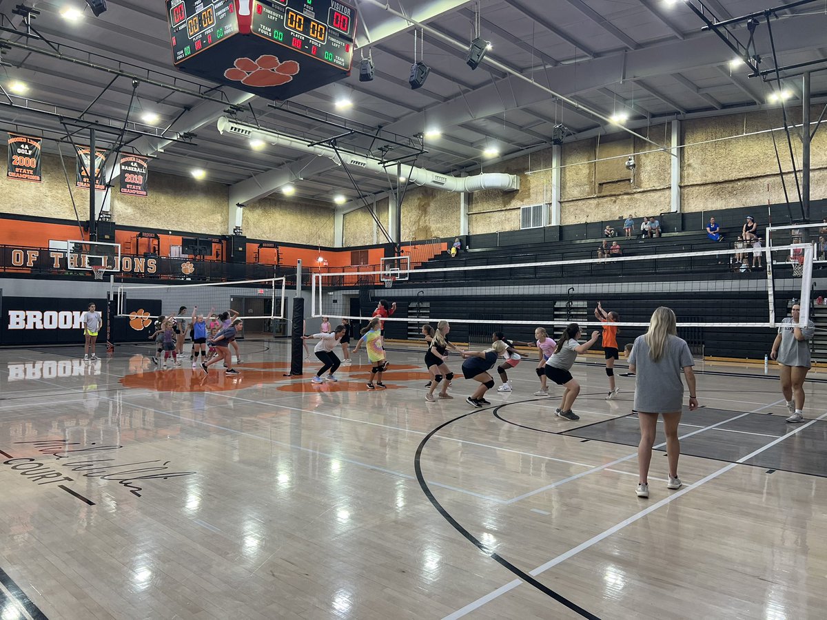 brookslionsvb's tweet photo. Another group of hard working future lions tonight! One session left next Monday. 🦁🏐 https://t.co/9llDy0uQcQ