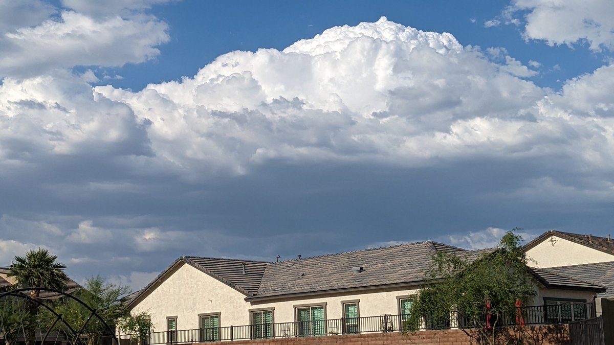 papahenz_wx's tweet photo. Leading edge of OFB#1 is triggering a strong TCu over Tempe where OFB#2 is colliding with it. Expect a windy downpour and then CG lightning in SE Valley as storm grows. Additional storms may pop up this evening. #azwx https://t.co/m5ZTQfyjMU