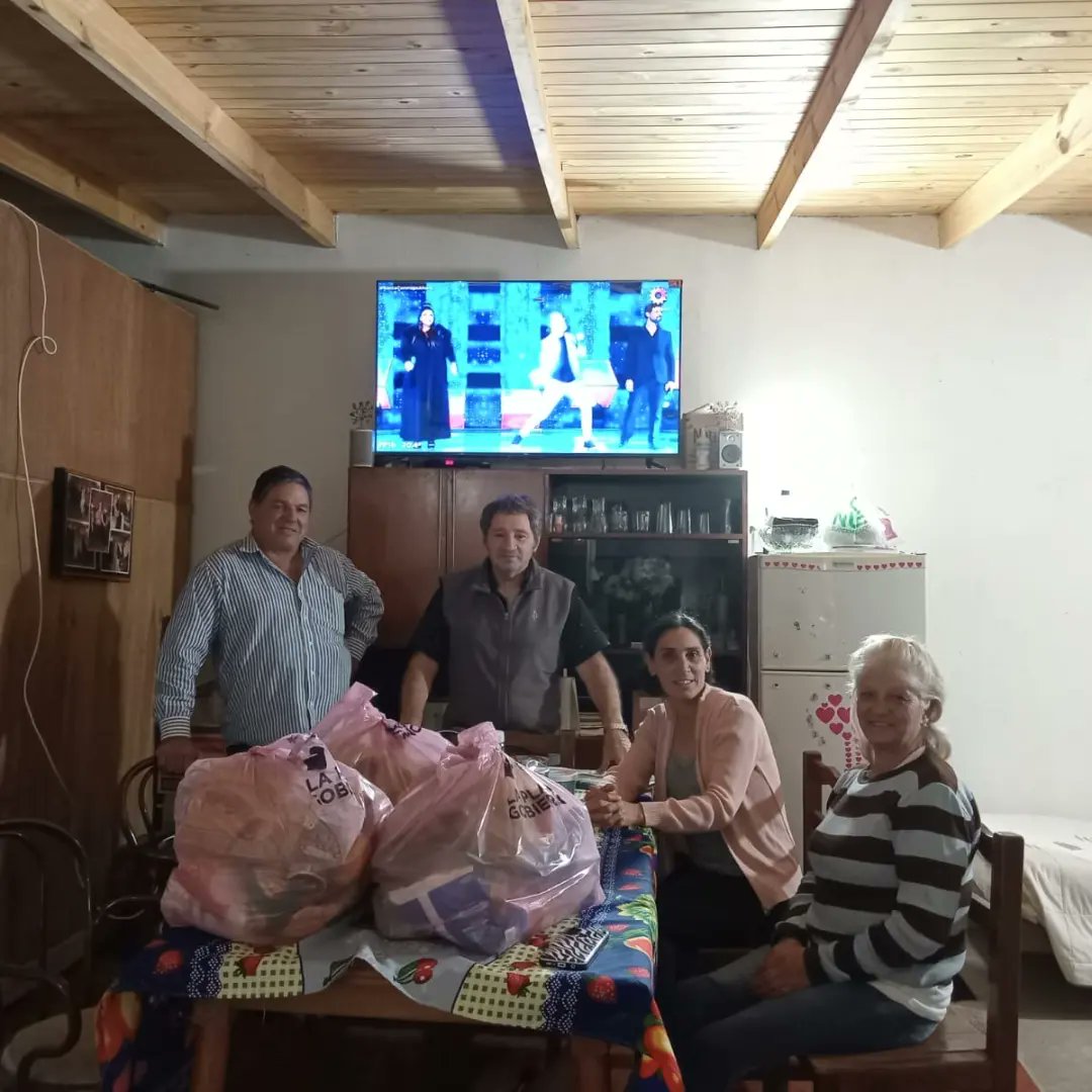 BeronTaxi's tweet photo. #MATEAMOS🧉con Daniel y su familia, él es un trabajador que como a todos nos cuenta le está constando llegar a fin de mes, por eso nos acercamos #ayudarlo. Daniel y como muchos Argentinos luchan y no pierden la esperanza de que como país podamos salir adelante. 
#yoamomiciudad❤ https://t.co/z4fTTmwjp1