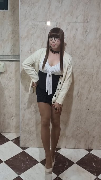 밤에도 덥다.. 가발쓰고 돌아다니면 너무더워.. 이제 업하고 외출은 못하겠어 여자처럼 머리기르고 싶다..ㅜㅜ https://t.co/xiwgy8KZUd