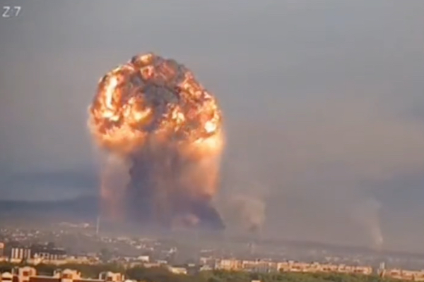 worldnewsofc's tweet photo. ウクライナで劣化ウラン弾の倉庫が爆撃されたか？巨大キノコ雲の動画が拡散中 https://t.co/yR80Q4mrhL https://t.co/KDAvj4js5K
