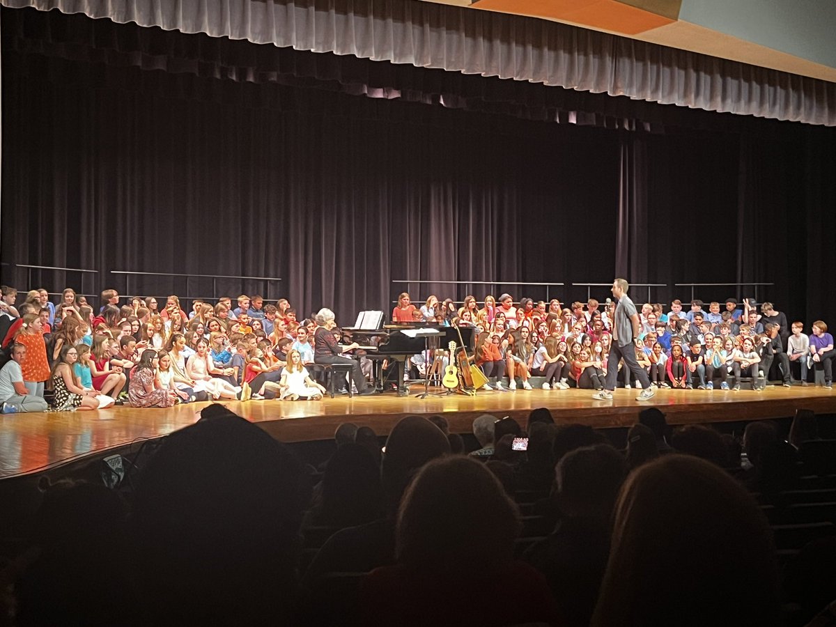 MrSpicerTweets's tweet image. It was a full night of great music from the 5/6 band and the 5/6 choir. So glad to be able to see both groups of students tonight. Saline music department knocks it out of the park once again! #SAScompass #HeritageLearn