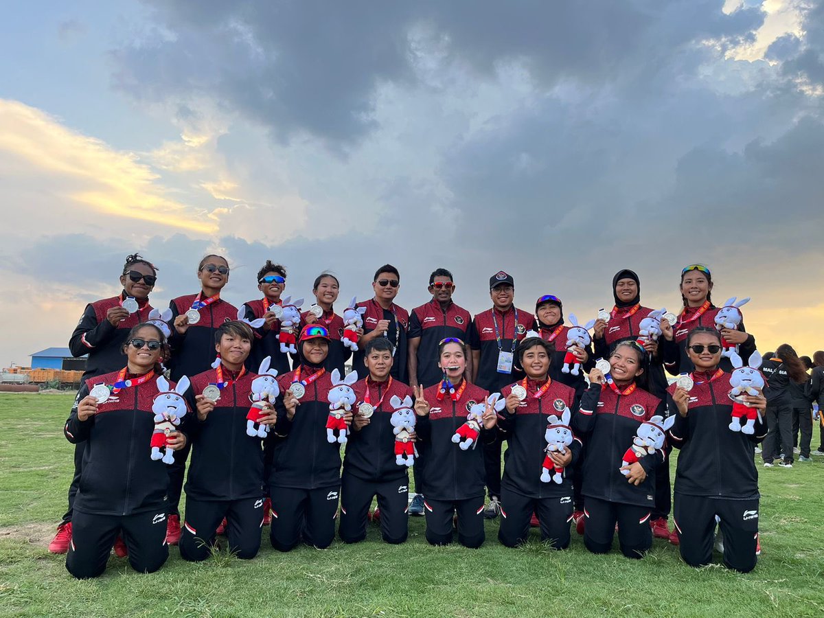 infokrwid's tweet photo. Andriani, Salah satu Atlet Putri asal Desa Belendung Kecamatan Klari Kabupaten Karawang telah mengharumkan nama Indonesia dengan membawa pulang 1 medali emas dan 2 medali perak dalam Cabang Olahraga Cricket bersama timnya di SEA Games 2023 di Kamboja.

#สวมีไว้ทําไม #Seagame2023 https://t.co/q3S5j5z2L1