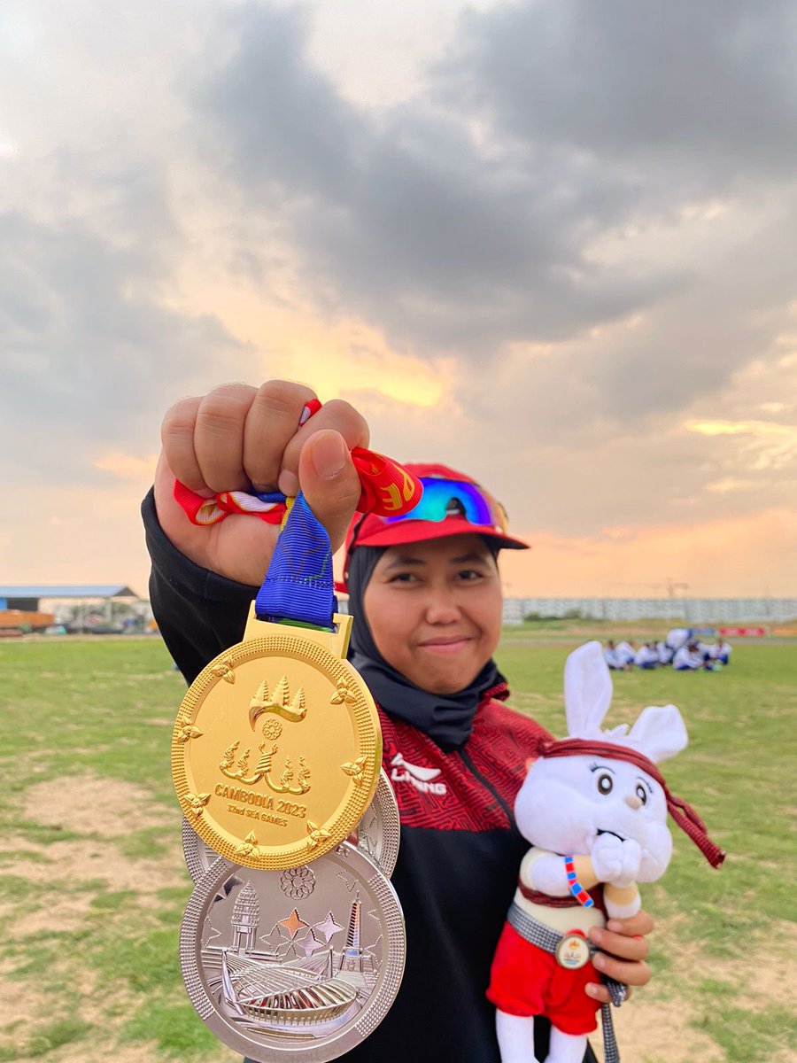 infokrwid's tweet photo. Andriani, Salah satu Atlet Putri asal Desa Belendung Kecamatan Klari Kabupaten Karawang telah mengharumkan nama Indonesia dengan membawa pulang 1 medali emas dan 2 medali perak dalam Cabang Olahraga Cricket bersama timnya di SEA Games 2023 di Kamboja.

#สวมีไว้ทําไม #Seagame2023 https://t.co/q3S5j5z2L1