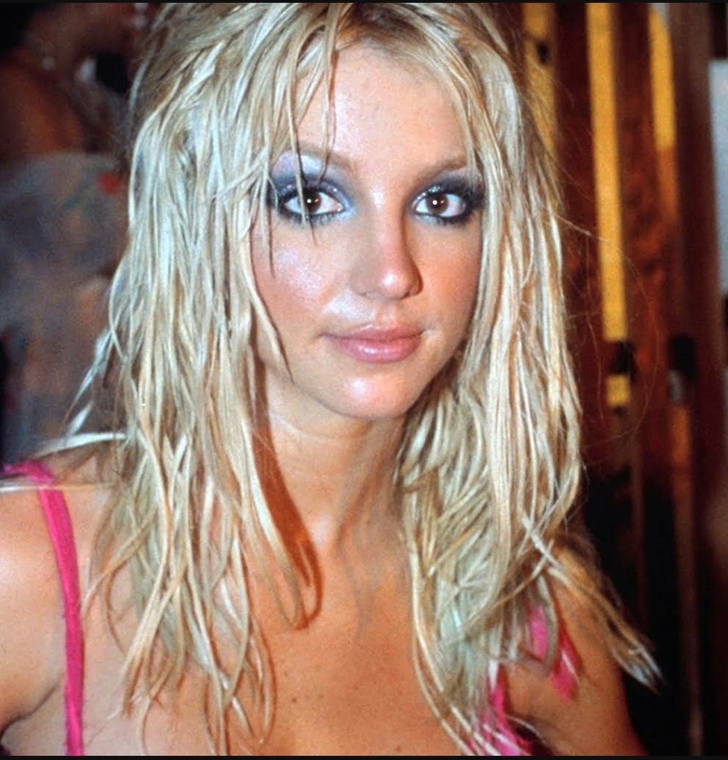 francis_n19's tweet photo. It's @britneyspears bit@%h! Un #Throwback de #queenbrit para allá en el 2001 grabando el ahora clásico #ImSlave4U. Gran trabajo de dirección, maquillaje y ni hablar de la coreografía.
A ver ¿Quienes recuerdan este video?
#TB2001 https://t.co/3uvVMVzesK