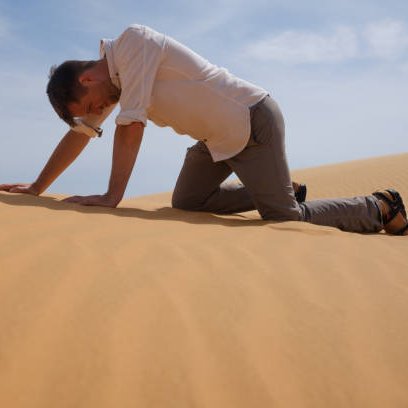 Pildorasdefe's tweet photo. ✅ El hombre en el desierto

Era un día caluroso y las
arenas brillaban como el oro
en un desierto. Andrés, que
recorría el lugar, se había 
perdido en el desierto.

No podía encontrar el camino
de vuelta, y el agua de su
botella se secó.

Andrés buscaba agua en
todos los lugares de forma
desesperada. Si no
encontraba el agua pronto,
moriría deshidratado.

Mientras caminaba con
dificultad por el desierto,
Andrés vio a lo lejos una
pequeña cabaña.

Al principio, pensó que era
solo una ilusión. Pero siguió
caminando hacia ella y, al
acercarse, se dio cuenta de
que era una cabaña de verdad.

Abrió la puerta y no
encontró a nadie. Parecía
que el lugar llevaba mucho
tiempo abandonado.

Se sorprendió al ver una
bomba de agua manual, que
tenía todas las conexiones
intactas y una tubería hasta
el suelo.

Entonces empezó a
bombear y no había ni
rastro de agua. Siguió
esforzándose una y otra
vez, pero luego desistió
por agotamiento.
¡No había agua!

Empezó a buscar en la cabaña
cualquier otra fuente de agua.
Entonces encontró una botella
de agua escondida en un
rincón de la cabaña.

Estaba contento, y cuando se
disponía a beber el agua,
encontró un trozo de papel
pegado a la botella.

En el papel estaba escrito:

"Por favor, usa esta agua para
poner en marcha la bomba.
¡Te garantizo que sí funciona!
Cuando lo hayas hecho, no te
olvides de volver a llenar la
botella con agua".

Tras leer el mensaje del papel,
se planteó un dilema:

- "¿Funcionará la bomba
si utilizo esta agua?

- ¿Estará la bomba en
buen estado?

- ¿Puedo fiarme de lo que
dice esta pequeña nota?

- Si esto no funciona y es un
trampa, mi última fuente de
agua que salvaría mi vida se
perderá por esas tuberías".

Andrés hizo una pausa de un
minuto, cerró los ojos y rezó
para que esto funcionara.

Luego, con un poco de temor,
pero decidido, vertió el agua
de la botella en la bomba y la
bombeó con todas sus
fuerzas, una y otra vez.

Paso el rato y Andrés se
quedaba ya sin fuerzas otra
vez, no sucedía nada, no salía
agua; pero siguió insistiendo.

Su rostro ya pintaba en la
desesperación, pero no se
rindió, siguió bombeando
aún con mucha más fuerza.

Pronto, Andrés escuchó un
burbujeo constante por las
tuberías y ocurrió el milagro:

¡Empezó a salir agua!

- "¡Qué maravilla!",
exclamó con un grito.

En su rostro se reflejó un
gran alivio y alegría.

Bebió el agua que quiso,
llenó su camtimplora para
el camino, se refrescó la 
cabeza, y luego volvió a 
llenar la botella como 
indicaba la nota.

Andrés se quedó en la
cabaña por un rato más,
descansando en el suelo,
y miró a su alrededor.

Entonces, en una esquina,
vio un lápiz y un mapa que
explicaba la dirección a la
aldea más cercana, desde la
ubicación de la cabaña.

Se alegró de que su fe en la
bomba de agua funcionara.

Del mismo modo, creyó
que el mapa le guiaría en
la dirección correcta.

Entonces, Andrés escribió 
en el papel esto:

"Ten fe. Te garantizo
que esto sí funciona".

Esto lo escribió para el
próximo viajero perdido.
Y guardó tanto la botella
como el papel en el lugar
exacto de donde había
partido.

Felizmente, Andrés salió
de la cabaña.

REFLEXIÓN.

En nuestra vida, habrá
momentos en los que
necesitaremos fe y confianza,
aunque a nuestro alrededor
parezca que no hay salida, y
todo se mire vacío y desolado.

En el momento en que
comencemos a creer, y a
depositar nuestra confianza
en Aquel que TODO lo puede,
"todo nos será dado por
añadidura" (Mt 6,33), a veces
sin explicación, y así, seremos
"testigos de la Providencia
maravillosa de Dios, que obra
prodigios en nuestras vidas".
(2 Co 12,12)

Todo será ordenado según el
plan de Dios. Recordemos que
"Dios dispone de todas las
cosas para el bien de los que
le aman" (Cfr. Rom 8,28)

Una vez que tenemos fe,
independientemente del
resultado, debemos seguir
perseverando por conseguirlo,
poniendo todo de nuestra
parte, pues es "Dios quien
completará nuestras fuerzas".
(Isaías 40,29)

¡Ánimo! Persevera y ten fe,
al final, conseguirás una gran
recompensa... ¡Y seguro que
conseguirás más de lo que 
has pedido!

Paz y bien para tu vida.
