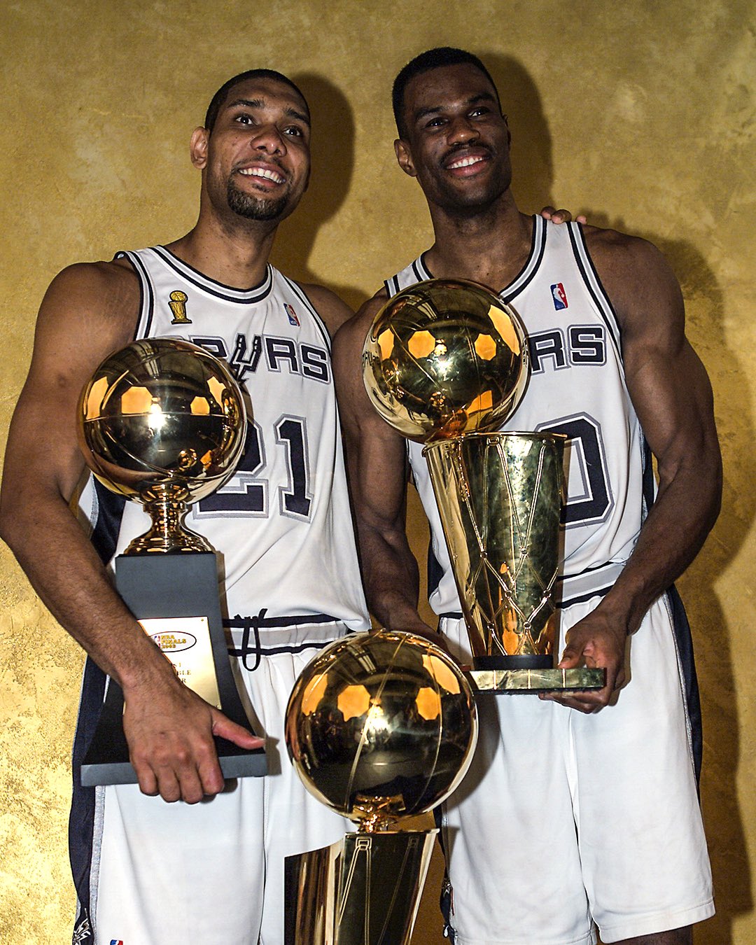 NBA World Couldn't Believe How Victor Wembanyama Dwarfed David Robinson, Tim  Duncan in Photo - Sports Illustrated