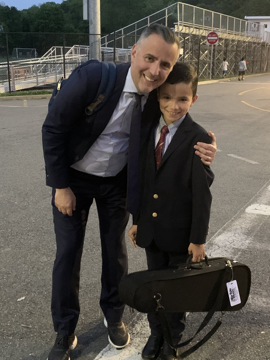 TarrySup's tweet photo. When you find your twin at ⁦@OssiningSchools⁩ after the Claremont concert.   He is ready to take on the world.    #childrenfirst https://t.co/NoLldwbweB