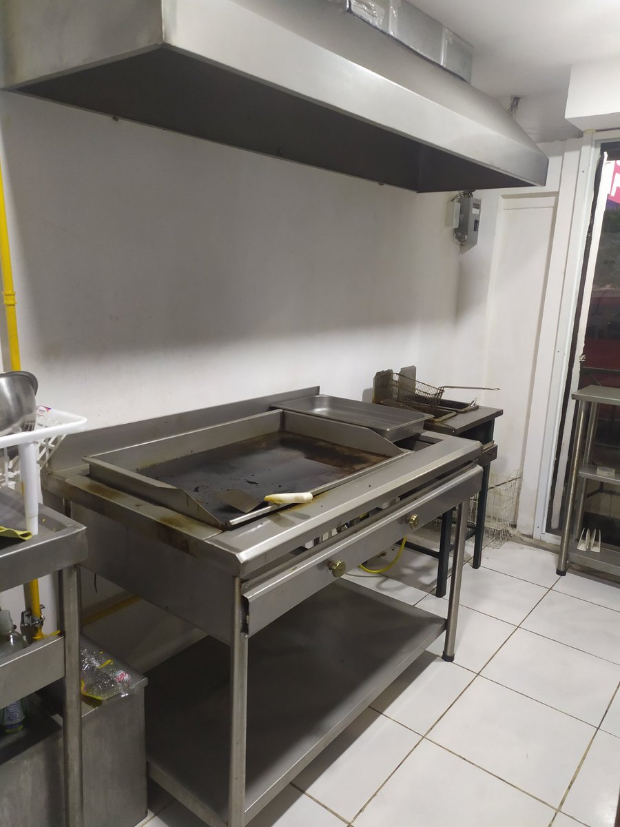PiT_RiV's tweet photo. Hola cómo están, estoy vendiendo algunas cosas de mi local que cerré

Lavaplatos de acero inoxidable 
Trampa de grasa 
Plancha de hamburguesa 
Campana estractora + ducto 
Refrigeradora doble puerta 
Estantes de cocina 
Mesa estante pequeña
Dos mesa con bancos
Congelador https://t.co/5rRyQu38Pm