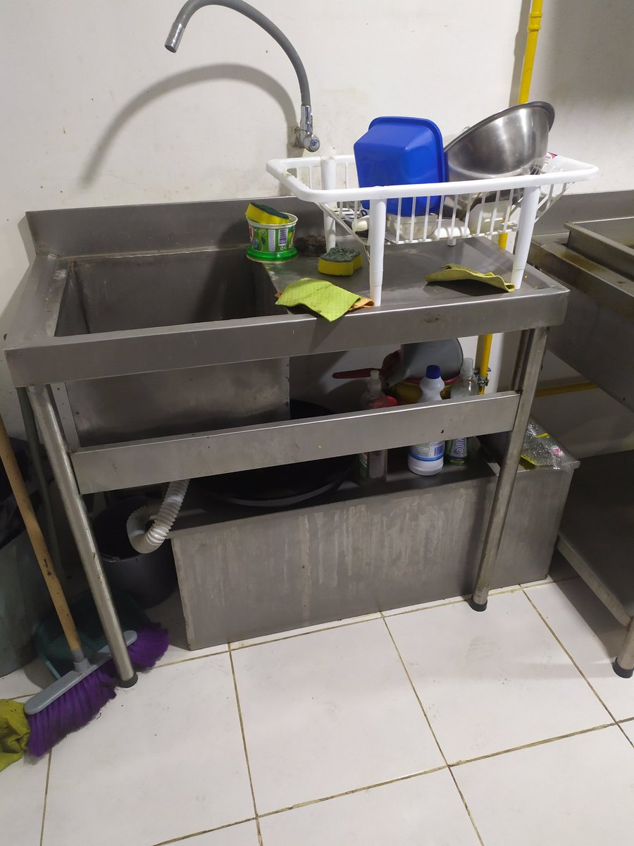 PiT_RiV's tweet photo. Hola cómo están, estoy vendiendo algunas cosas de mi local que cerré

Lavaplatos de acero inoxidable 
Trampa de grasa 
Plancha de hamburguesa 
Campana estractora + ducto 
Refrigeradora doble puerta 
Estantes de cocina 
Mesa estante pequeña
Dos mesa con bancos
Congelador https://t.co/5rRyQu38Pm