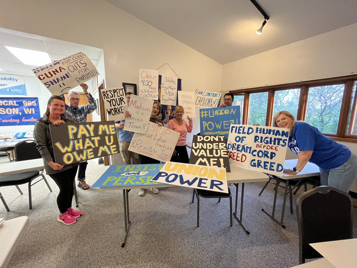 TruStageUnion's tweet image. 🎨Artists painting their ULP-strike picket signs at their union l’atelier 🖼️

 #TruStageStrike  #CMFGStrike #CantTrustTruStage