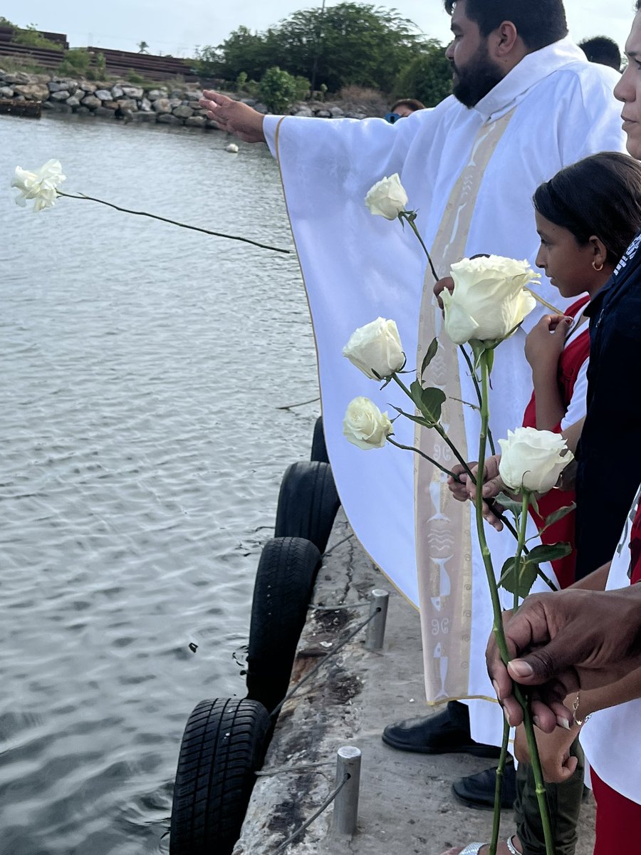 PadreJesusV's tweet photo. Hoy en Guiria celebramos la Eucaristía y lanzamos rosas al mar como signo de esperanza, recordando 4 años de la desaparición del bote Ana María https://t.co/6U1pr2eowk