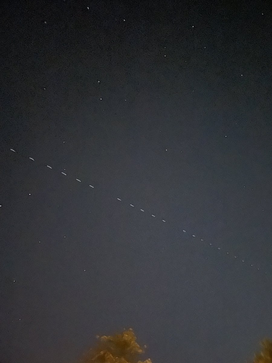 robertkrahn's tweet photo. is this freaking #starlink ? Northern germany right now, quickly moving very large band of satellites(?) https://t.co/tRneDPKIhG