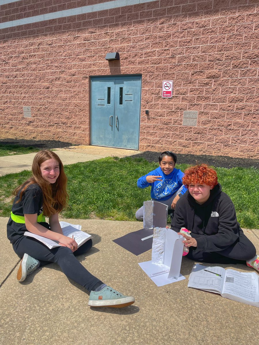 Took advantage of this great weather to test how color and concentrators can influence temperature☀️ <a href="/MLCmath/">Math Learning Center</a> 

#PennDelcoProud
#teachertwitter 

<a href="/ParksideES/">Parkside Elementary</a>