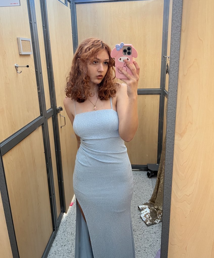 lesbellie's tweet photo. priv saw it first but hi
prom dress reveal ^-^ https://t.co/gVa9bODO41