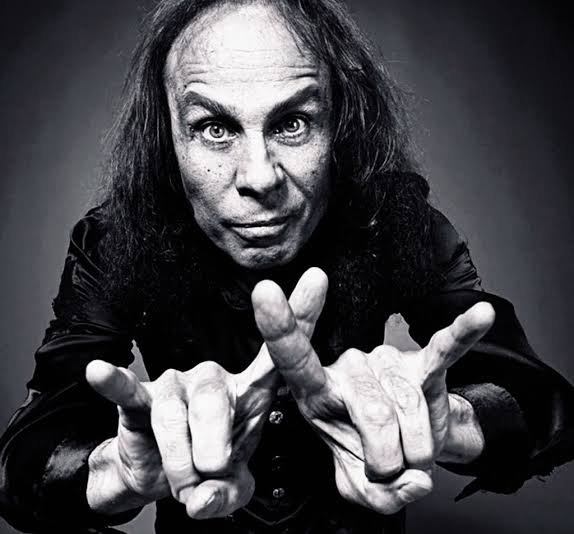 Hoy se cumplen 13 años de la muerte de Ronnie James Dio, legendario vocalista de Black Sabbath, Dio y Ranbow y considerado uno de los mejores de todos los tiempos: bit.ly/2w1lHWS #EfemérideQRP #RonnieJamesDio